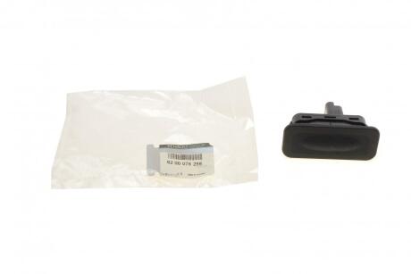 Кнопка багажника Clio III, Megane III, Laguna III (02-17) RENAULT 8200076256